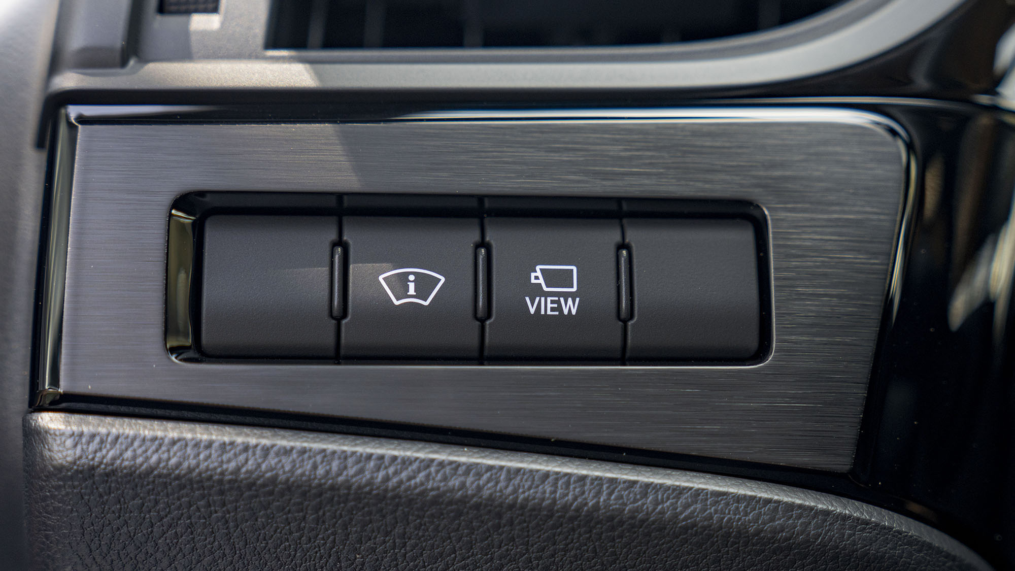 gia-xe-lexus-es-300h-2023-10