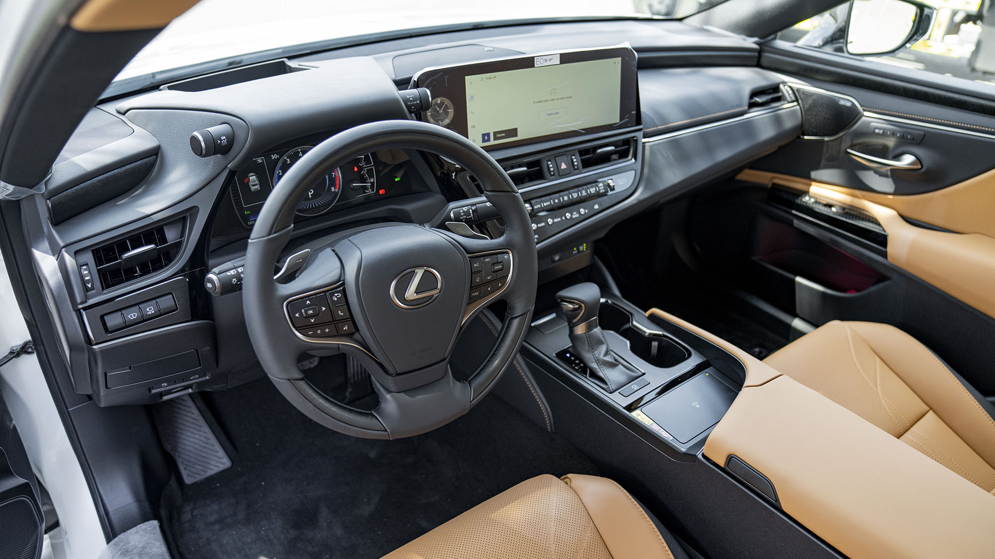 gia-xe-lexus-es-300h-2023-11