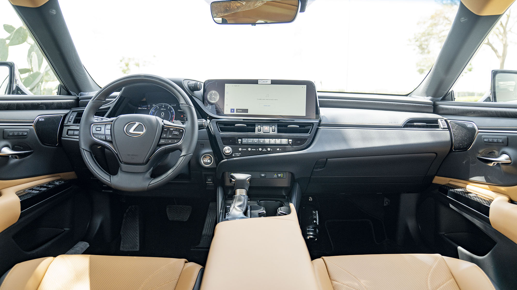 gia-xe-lexus-es-300h-2023-12