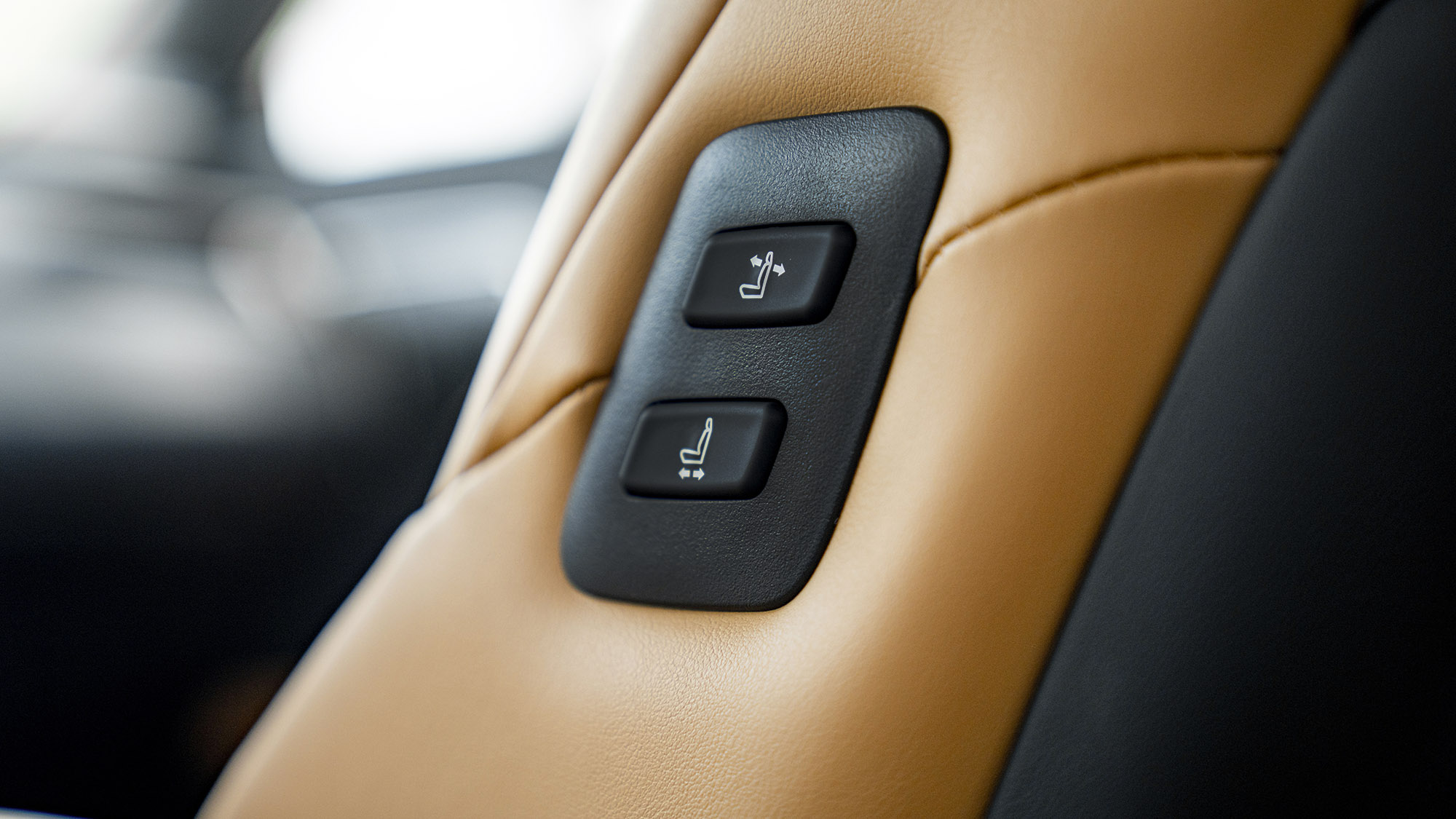 gia-xe-lexus-es-300h-2023-13