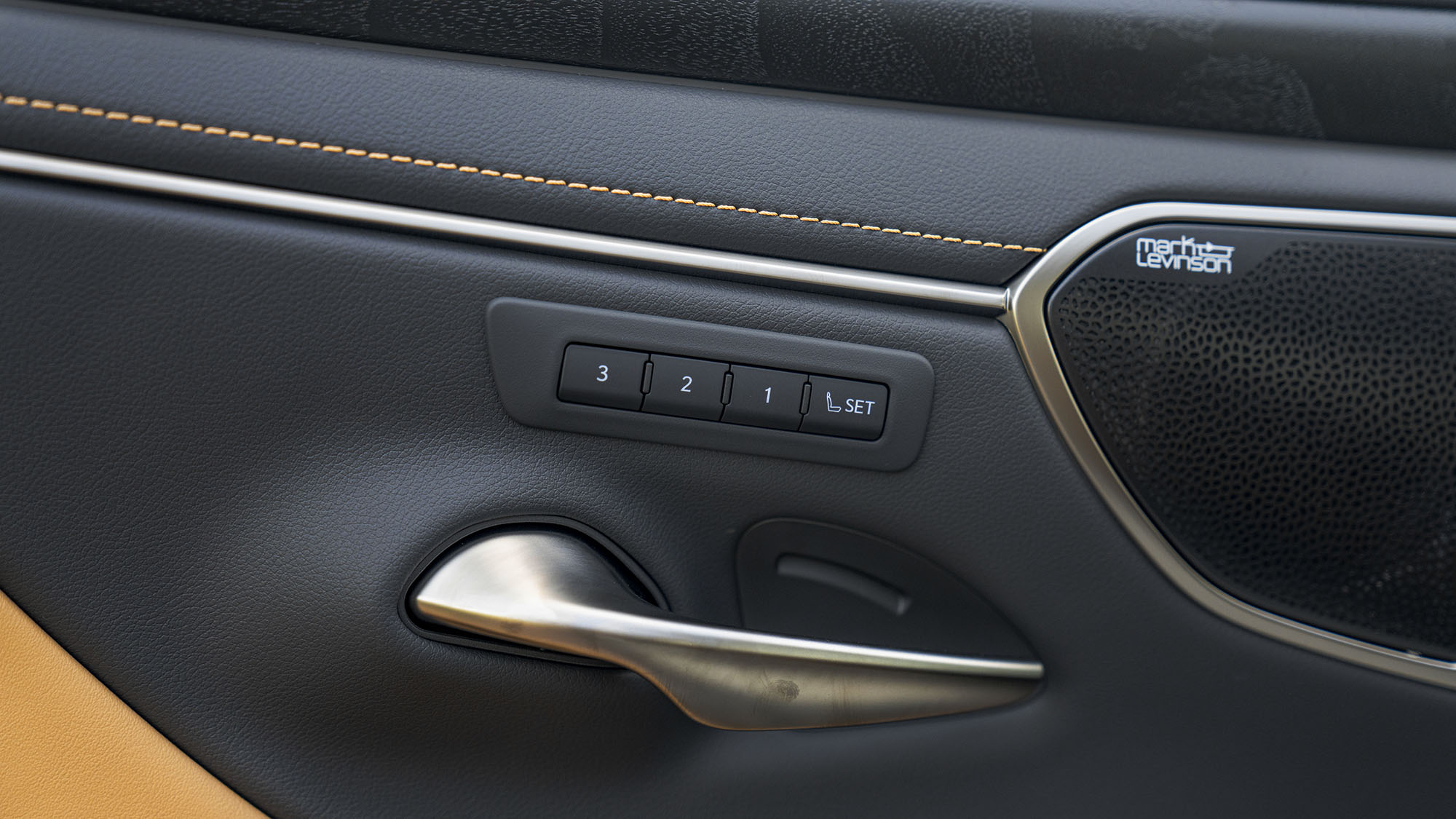 gia-xe-lexus-es-300h-2023-15