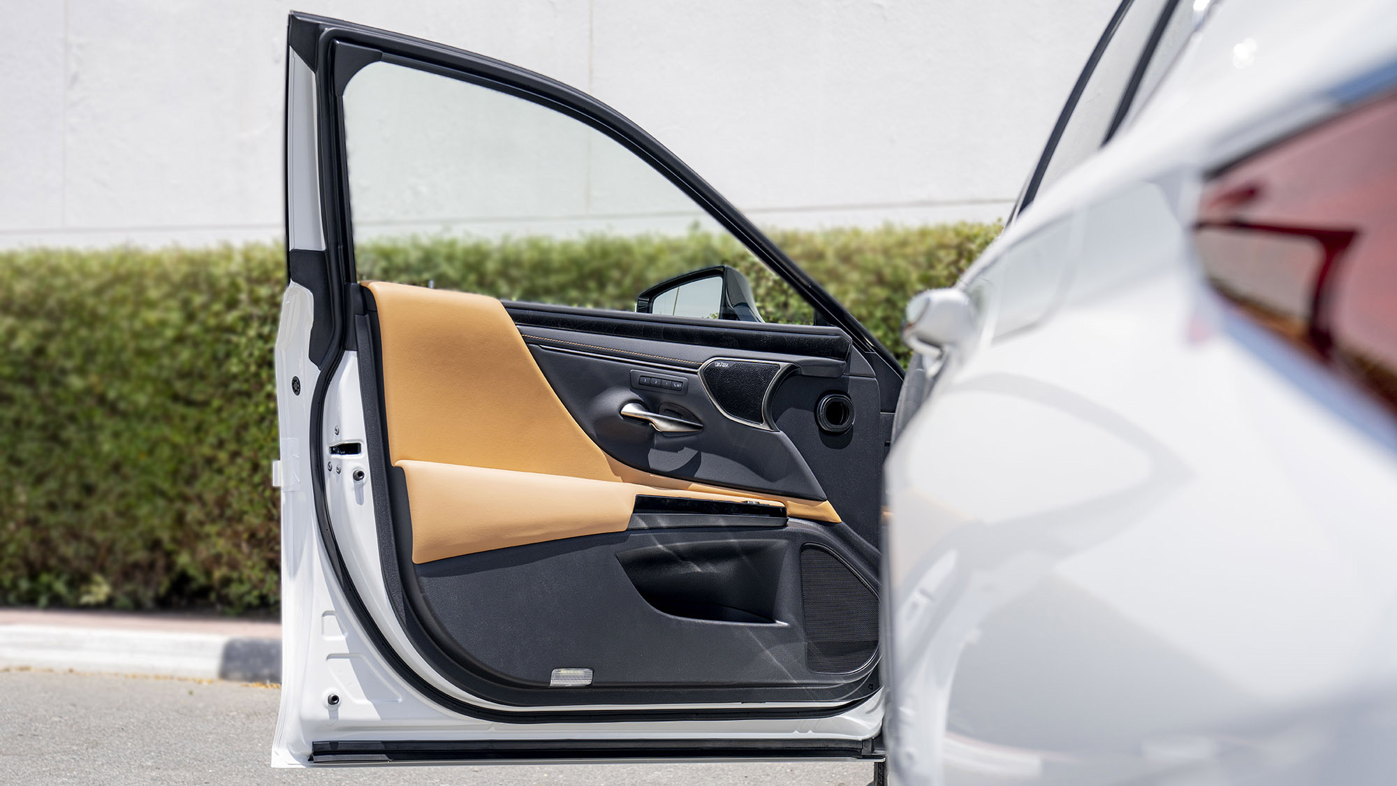 gia-xe-lexus-es-300h-2023-16