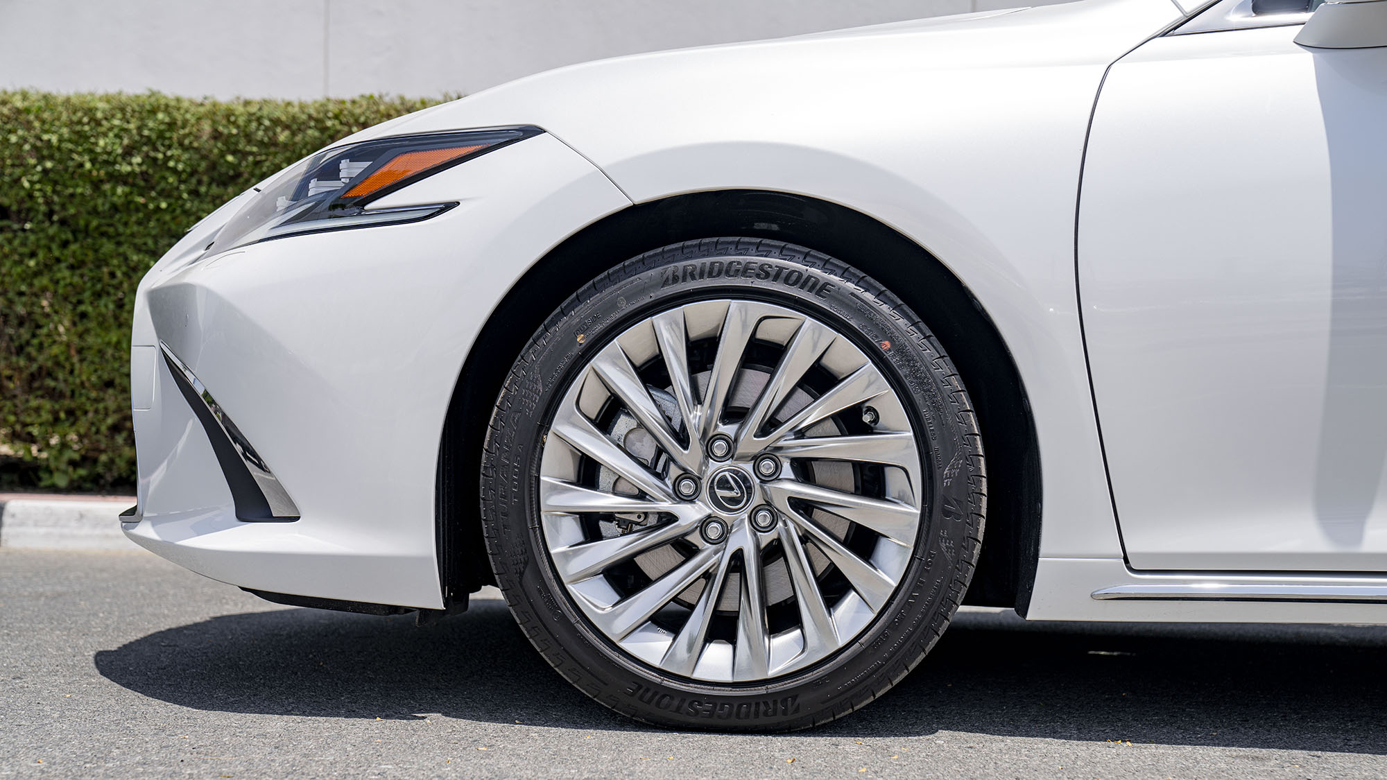 gia-xe-lexus-es-300h-2023-17