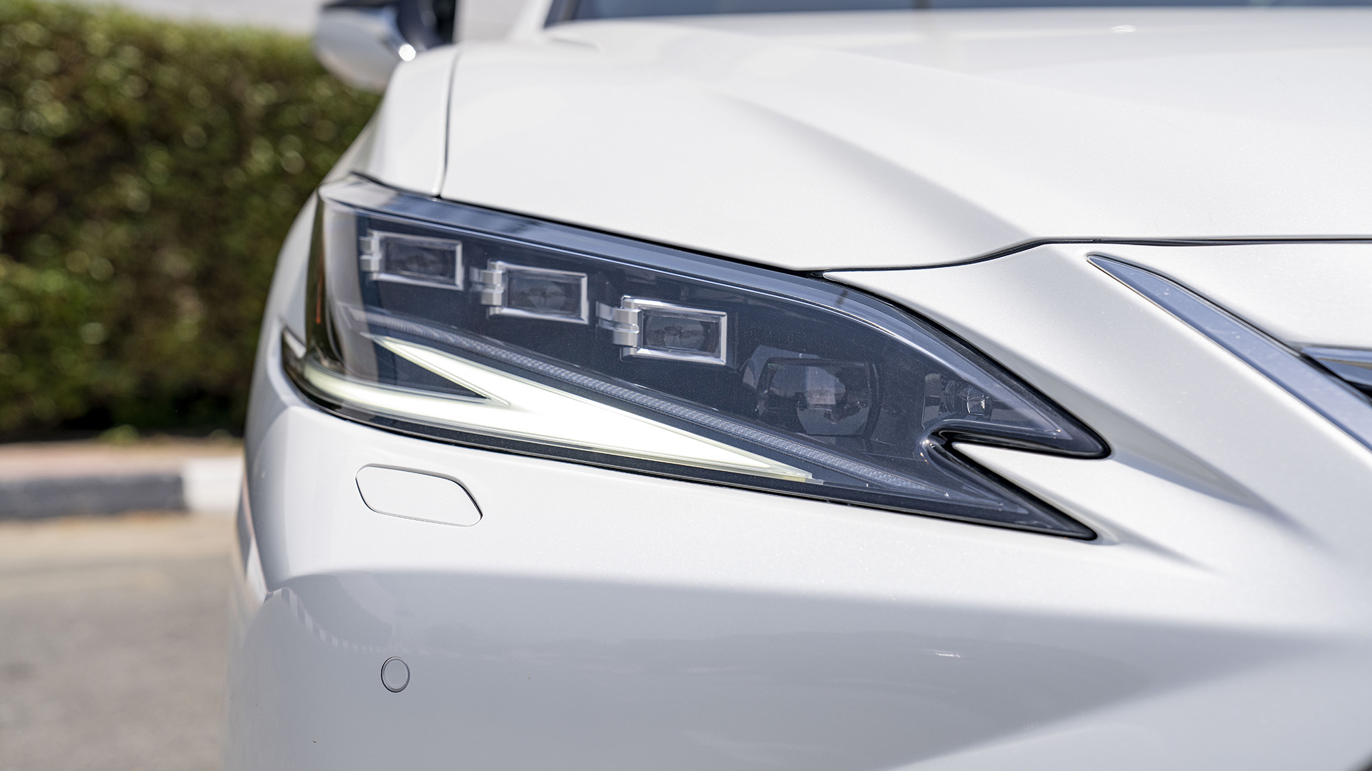 gia-xe-lexus-es-300h-2023-2