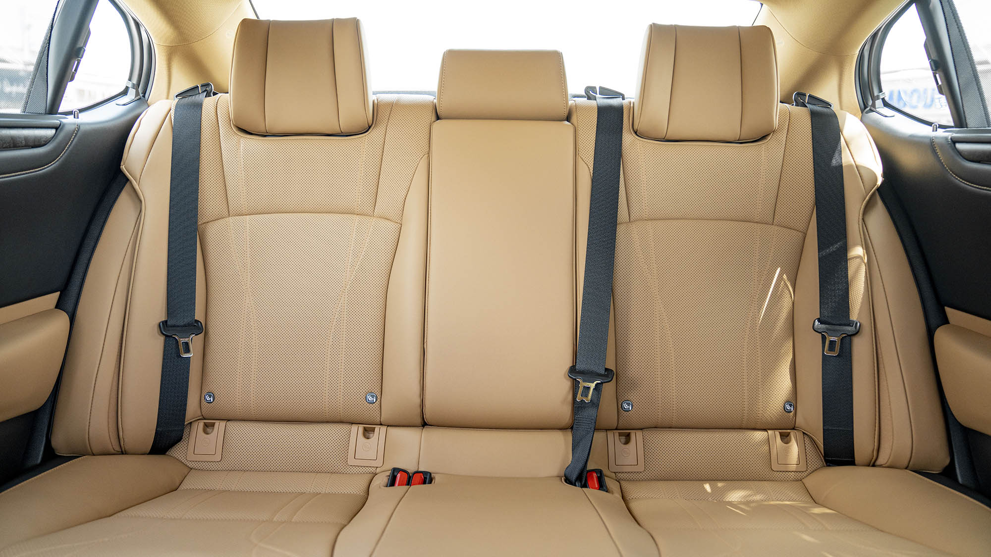 gia-xe-lexus-es-300h-2023-5