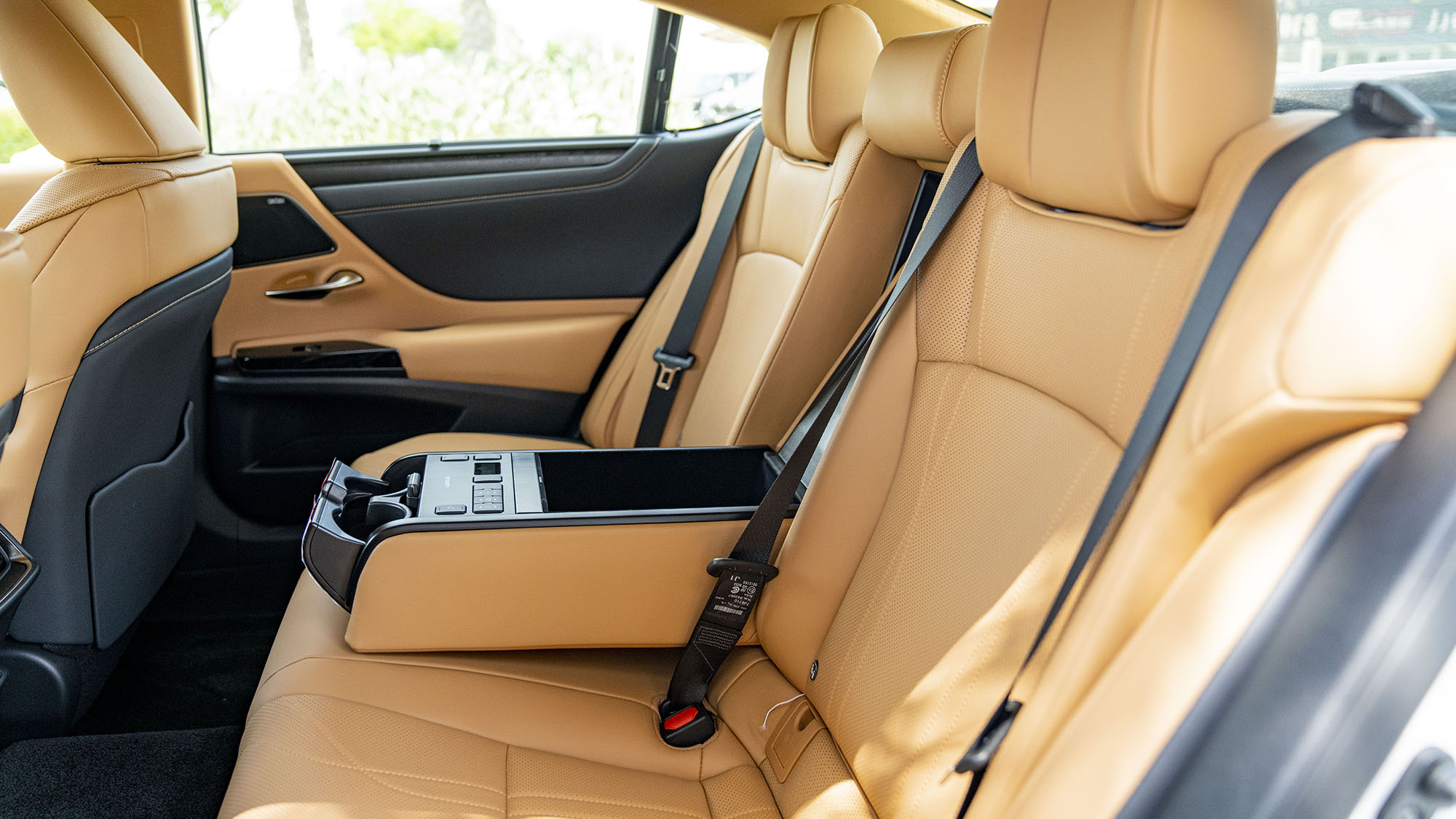 gia-xe-lexus-es-300h-2023-7