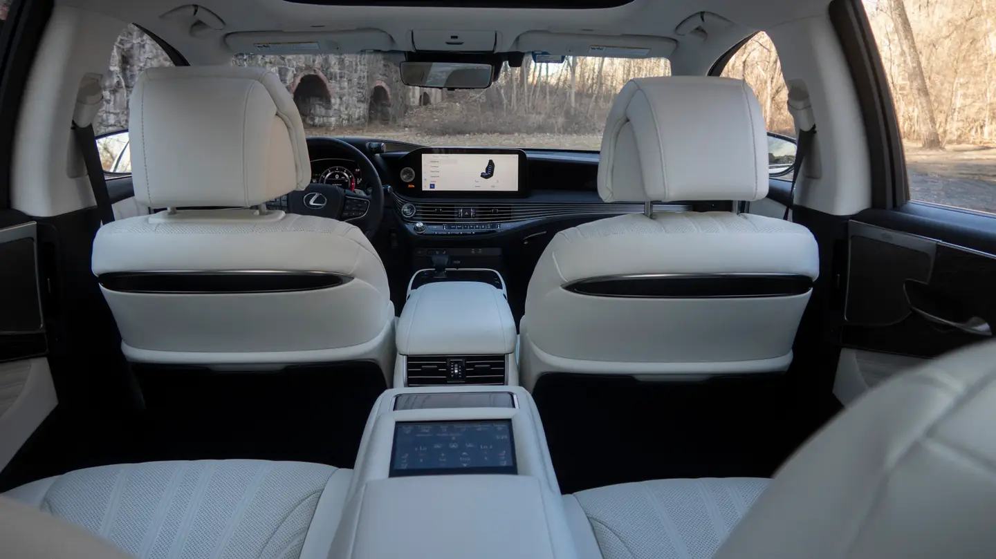 gia-xe-lexus-ls-500h-hybrid-2023-12