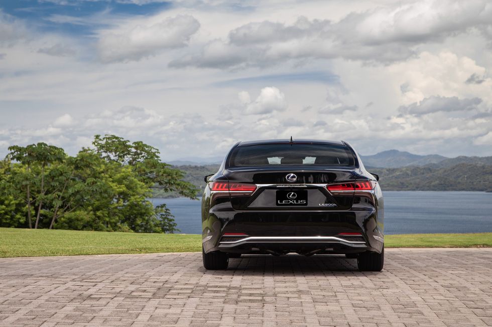 gia-xe-lexus-ls-500h-hybrid-2023-18