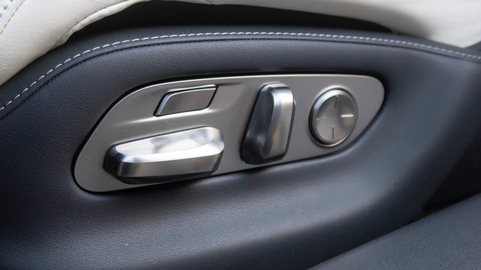 gia-xe-lexus-ls-500h-hybrid-2023-5