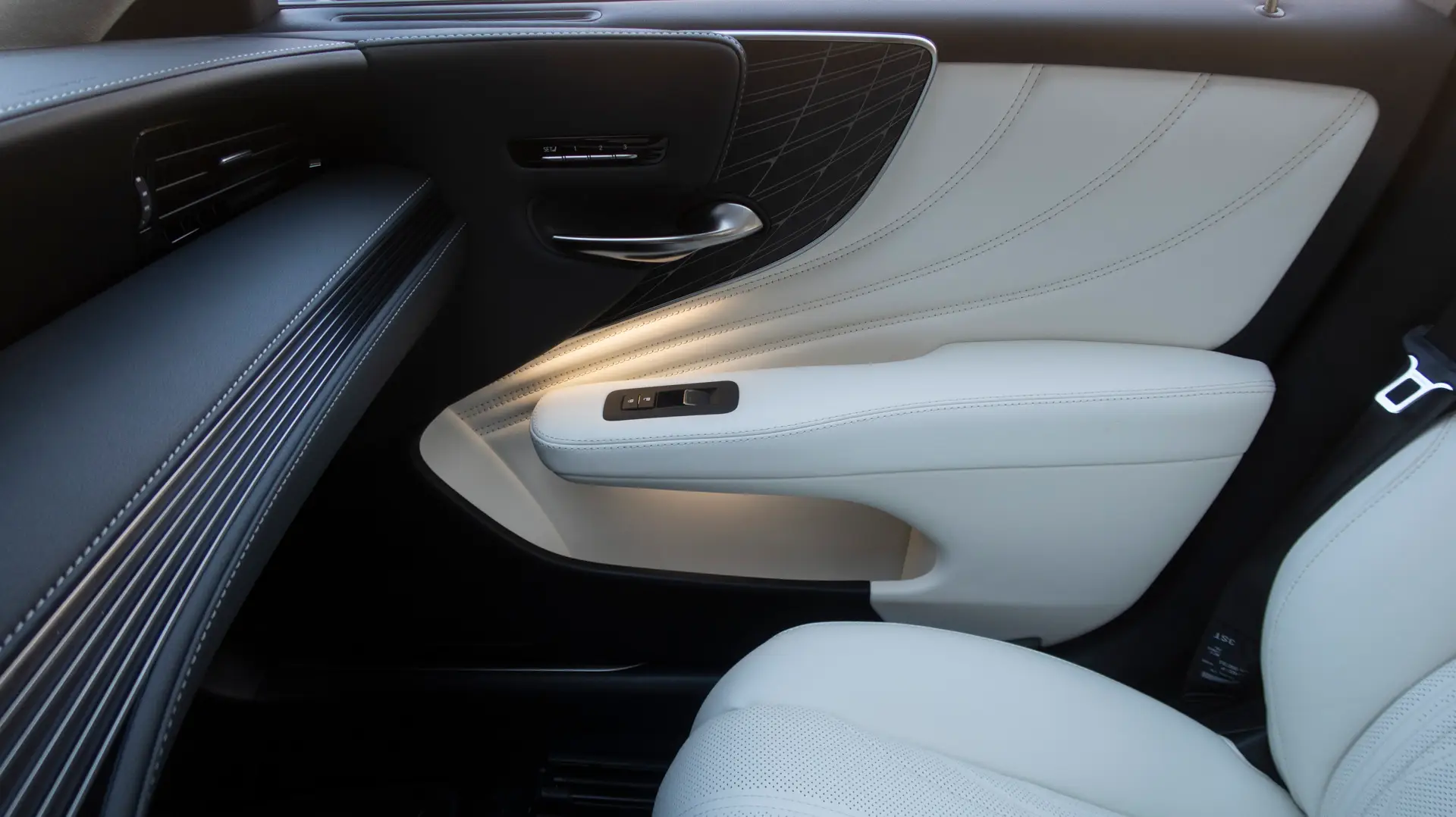 gia-xe-lexus-ls-500h-hybrid-2023-7