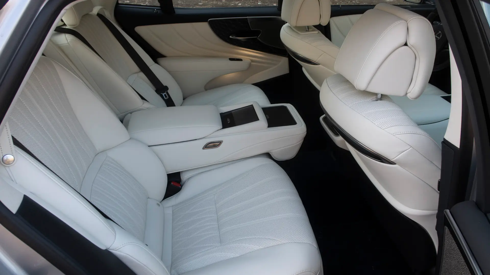 gia-xe-lexus-ls-500h-hybrid-2023-9